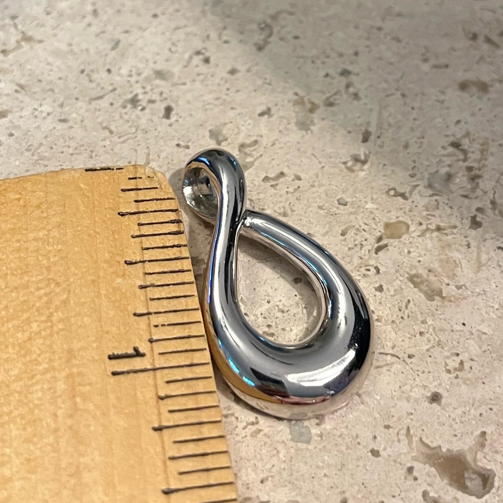 Silver tone swirl pendant